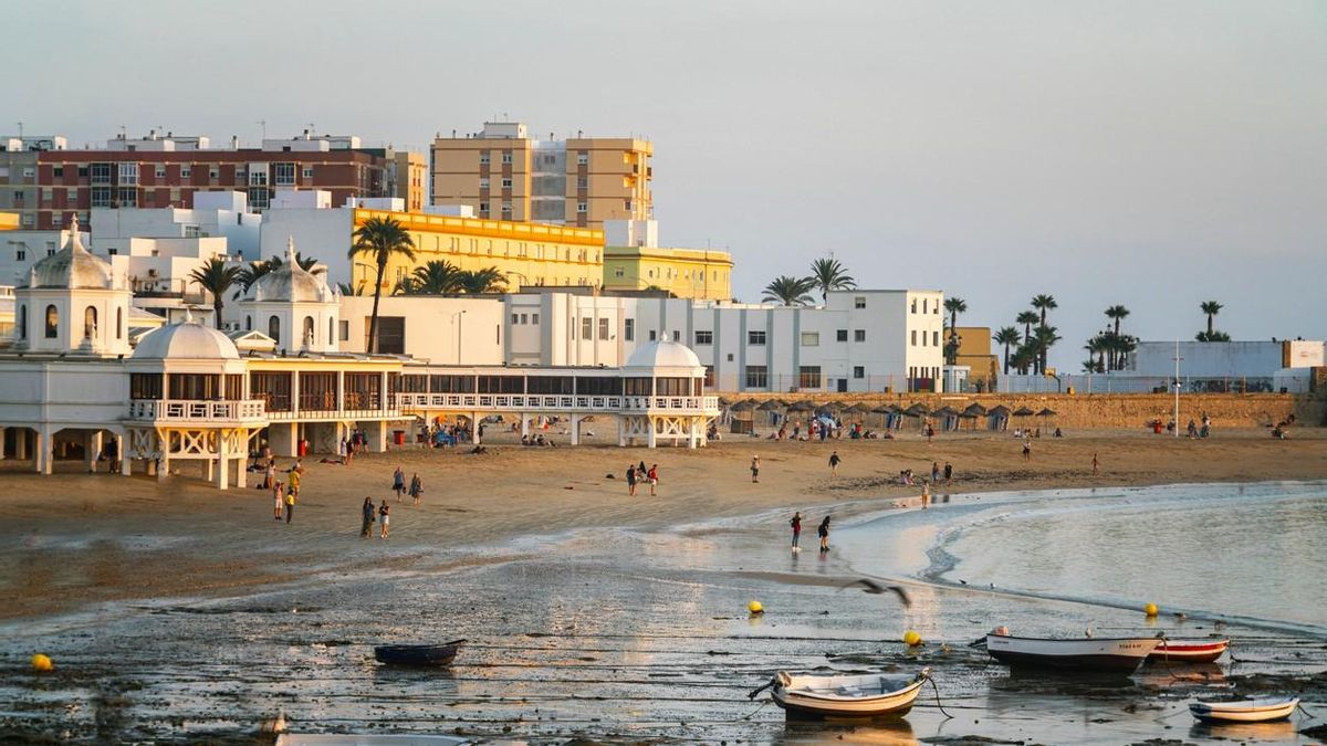 Una gaditana cuenta el consejo clave para disfrutar de la playa en Cádiz: &quot;Esto no es Valencia, ni Cataluña&quot;