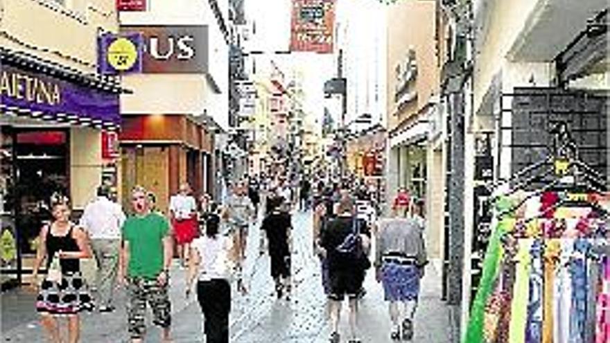 Un dels carrers comercials de Lloret.