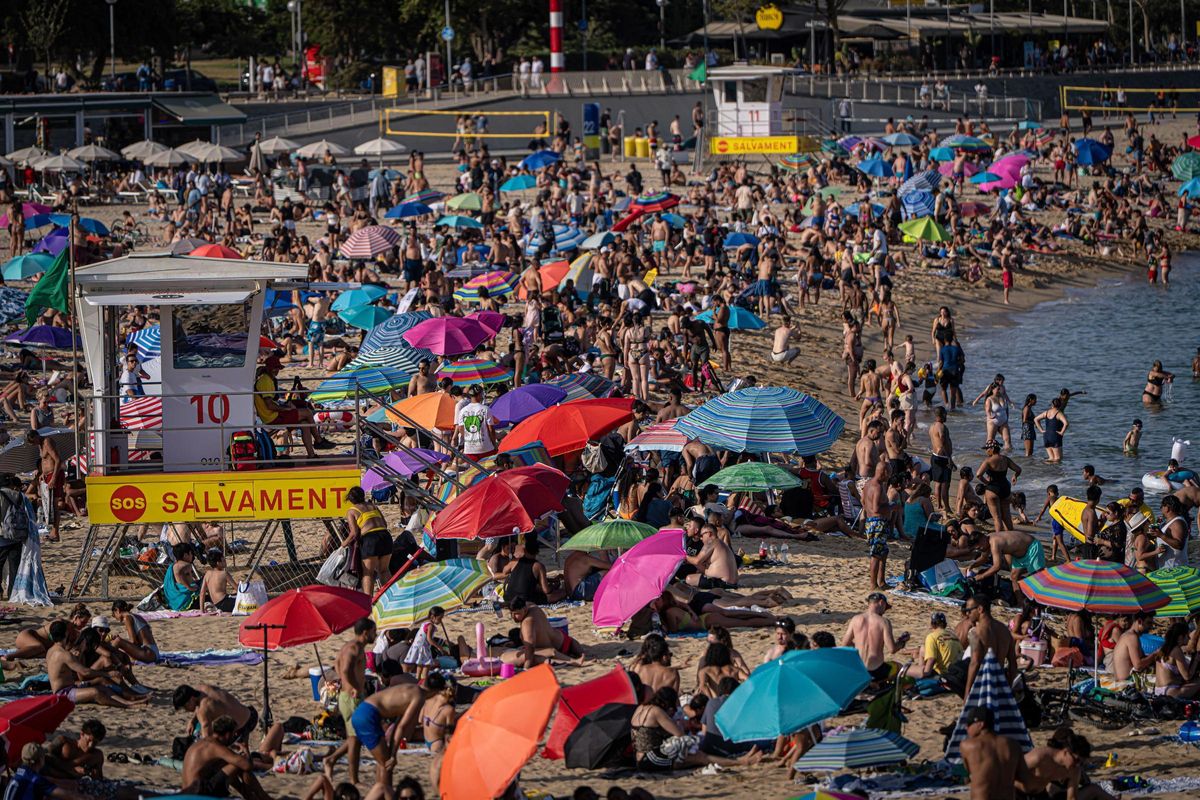 Barcelona recupera el ritmo normal en sus playas después de la verbena de Sant Joan
