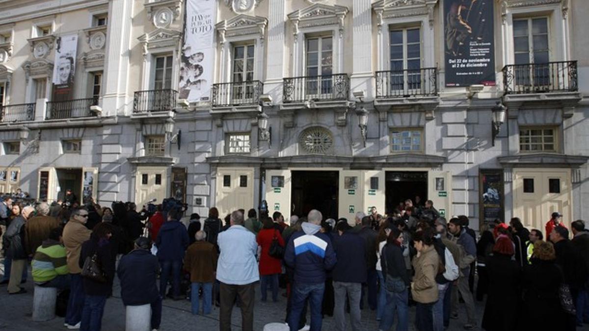 Decenas de ciudadanos ante el Teatro Fernando Fernán Gómez, donde se instaló la capilla ardiente del actor, el 22 de noviembre del 2007.
