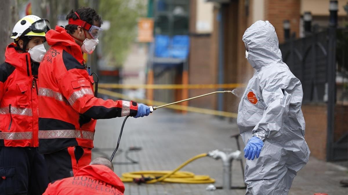 Los Bomberos de Barcelona desinfectan una residencia en Fabra i Puig