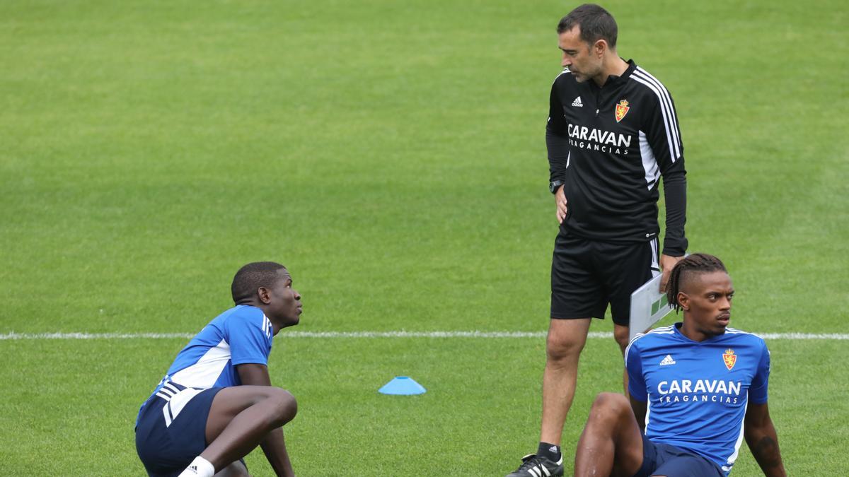 Carcedo habla con Gueye en un entrenamiento de esta semana en La Romareda.