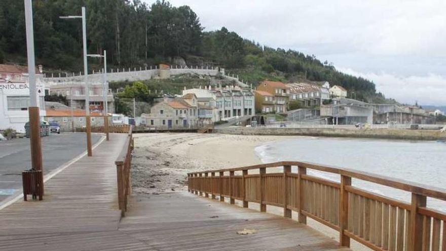 La pasarela de madera del paseo de la Praia de Beluso. // S.Álvarez