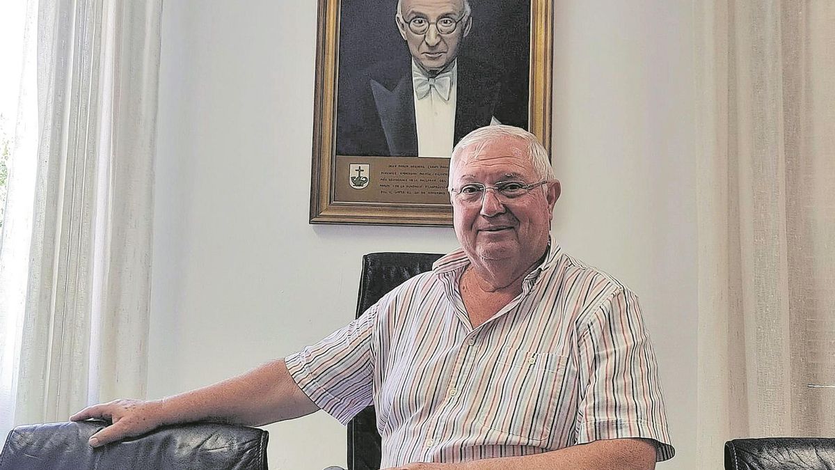 Joan Monjo posa en la sala de plenos municipal. Detrás, el retrato del magnate Juan March Ordinas.