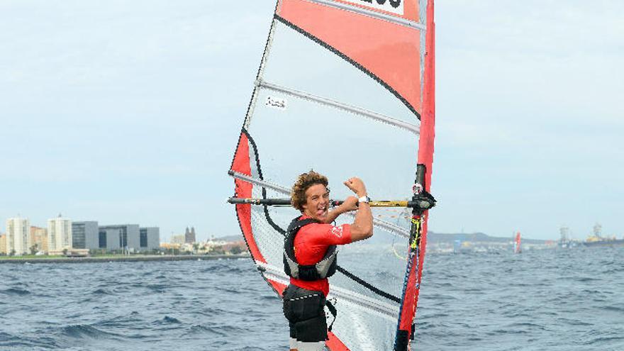 El grancanario Ángel Granda, líder en RSX8.5, durante la disputa de la jornada de ayer.