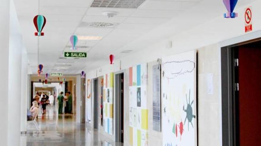 La planta de Pediatría de La Fe decora con globos de colores la «Avenida de los Niños»