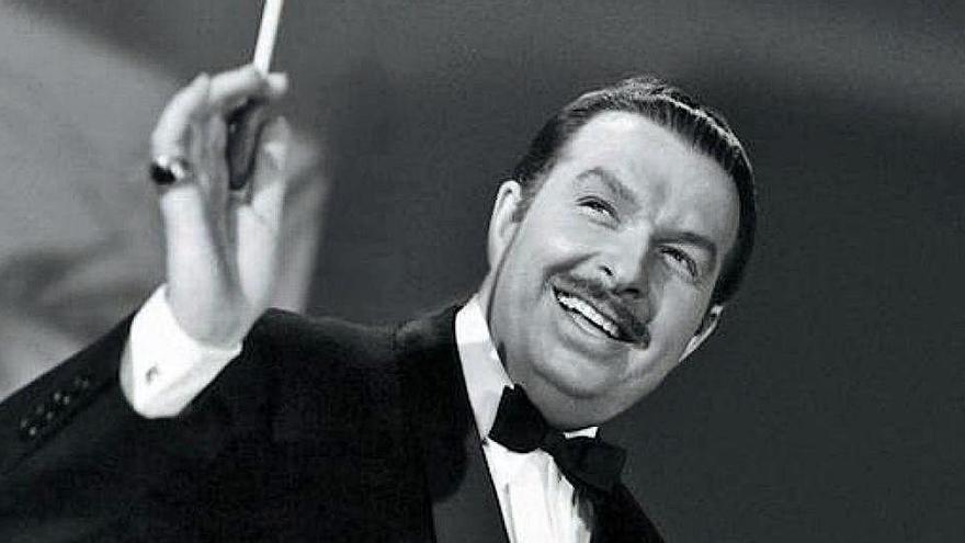 El músic gironí Xavier Cugat dirigint la seva orquestra en una imatge d&#039;arxiu.