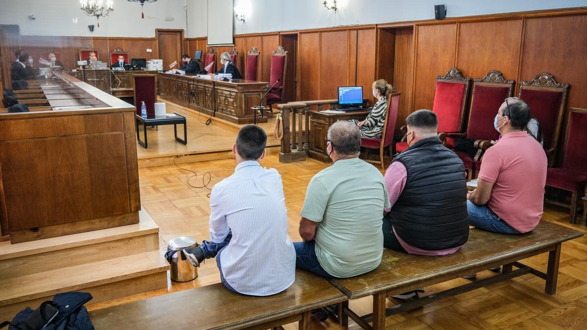 Los cuatro acusados, ayer frente al tribunal de la Audiencia Provincial de Badajoz.