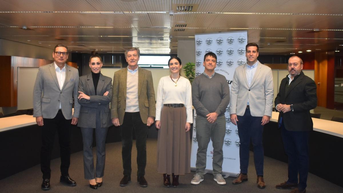 José María Tortosa, tercero por la izquierda, seguirá al frente de Amefmur junto al resto de la nueva junta directiva.
