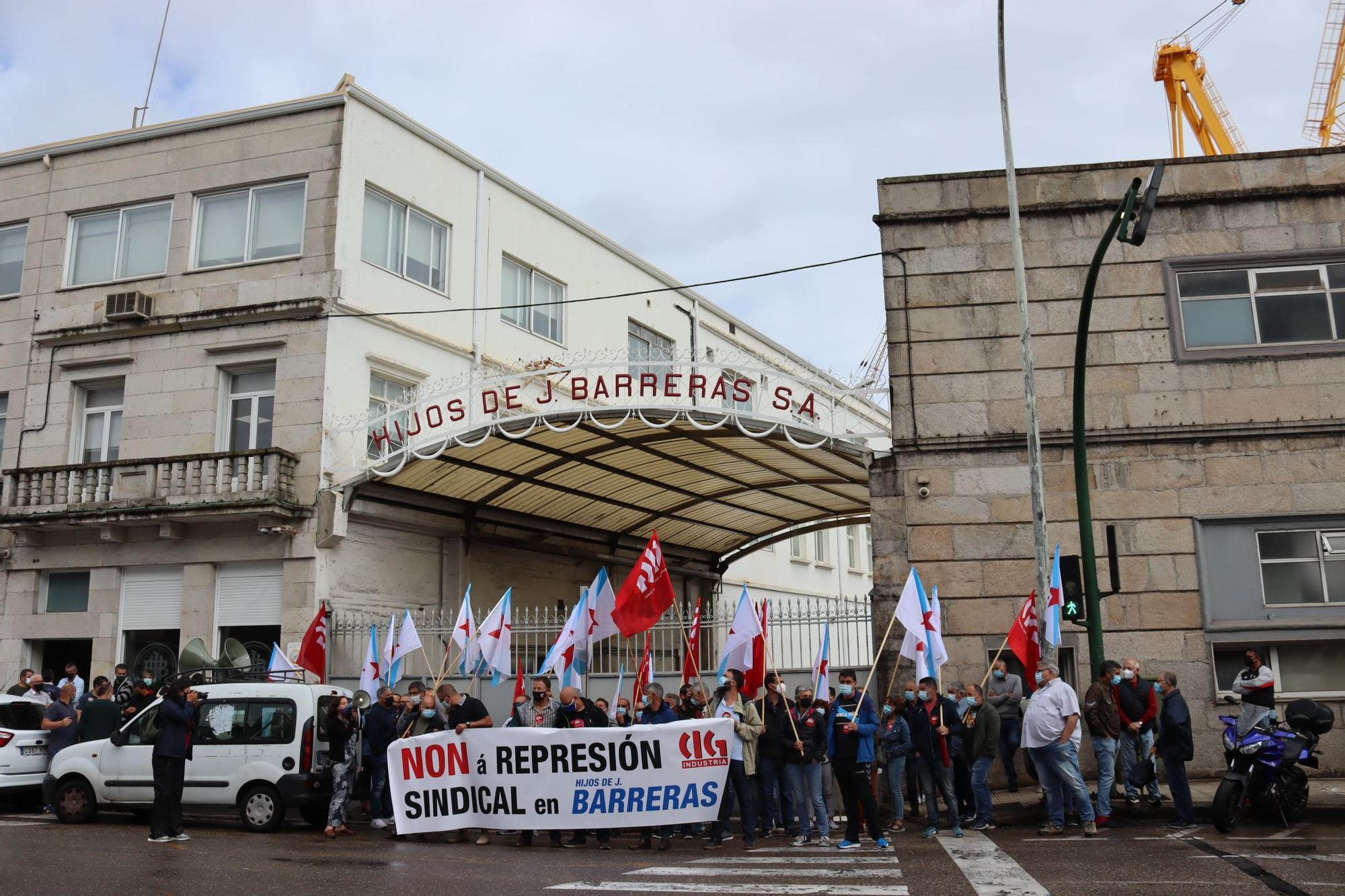 La protesta de ayer frente a las puertas del astillero.