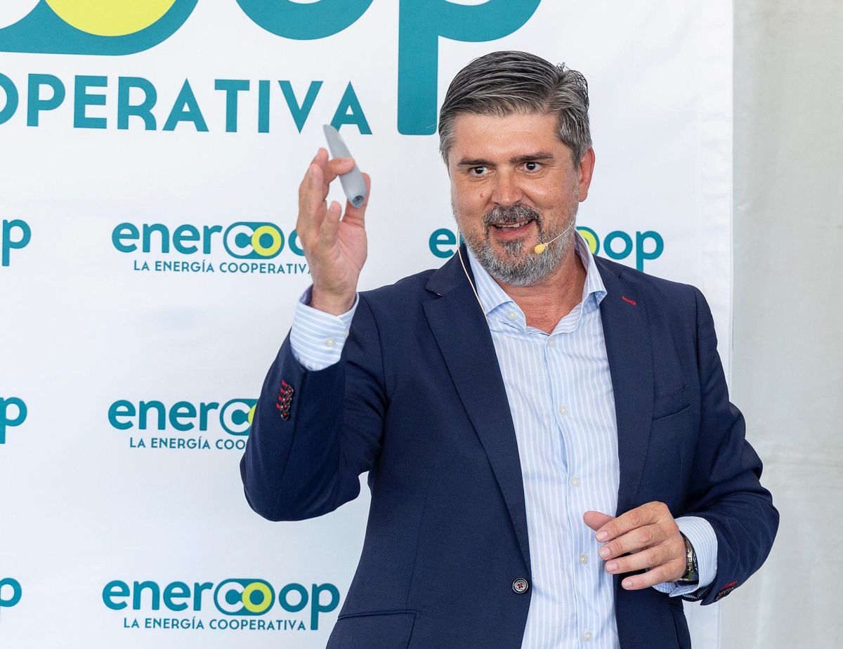 El director general de Enercoop, Joaquín Mas, durante la inauguración de la planta solar Campillo este lunes en Crevillent