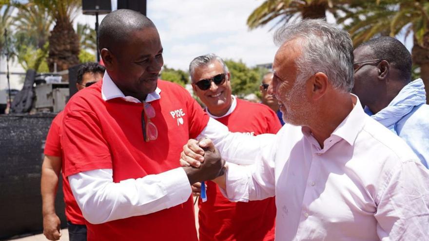 Ángel Víctor Torres saluda a un simpatizante socialista, ayer en Lanzarote. | | E.D.