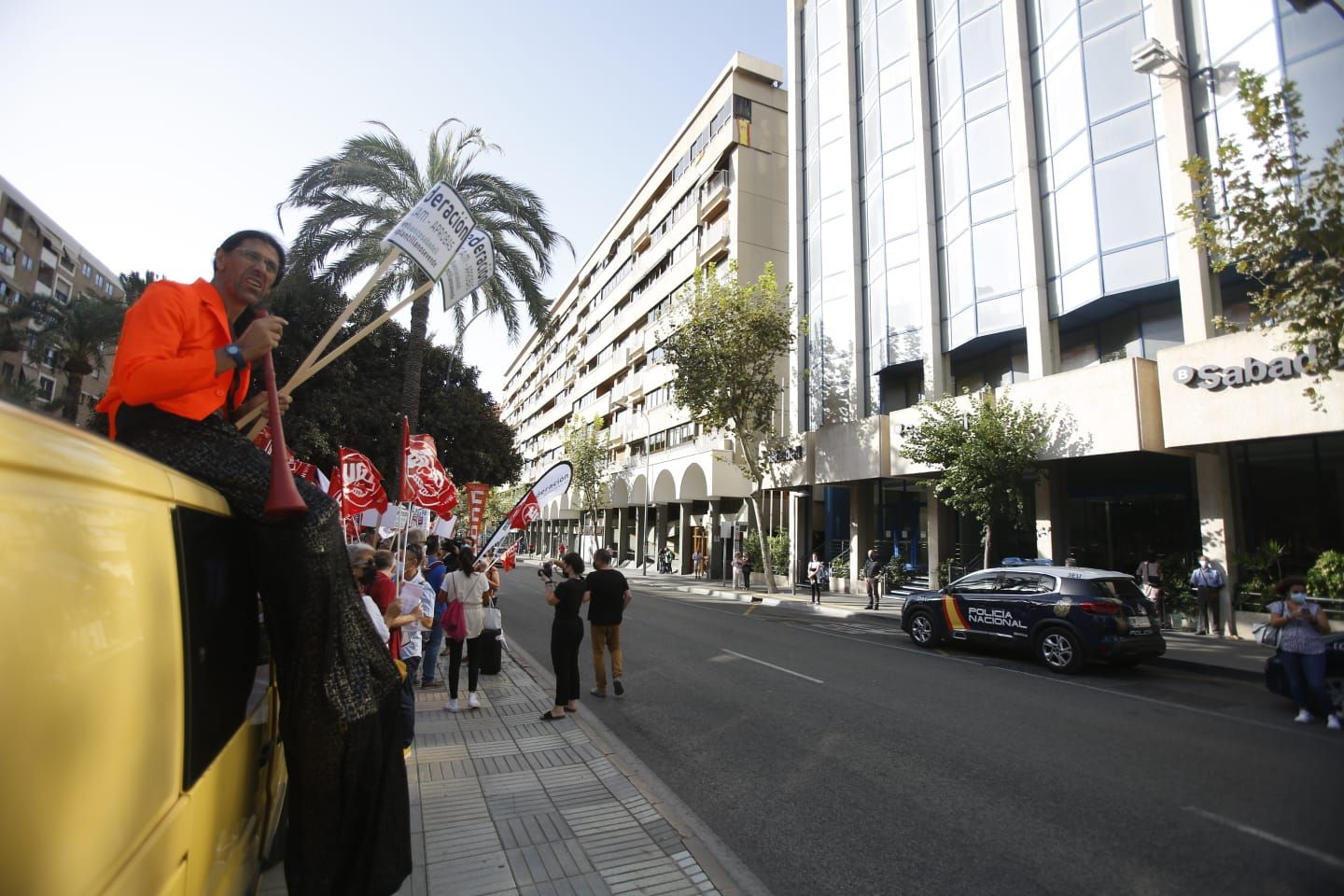 Protesta de los trabajadores del Sabadell contra el ERE frente a la sede del banco en Alicante