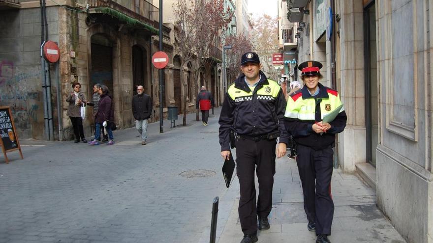 La parella mixta a peu patrullant pel carrer Sant Pau de Figueres.