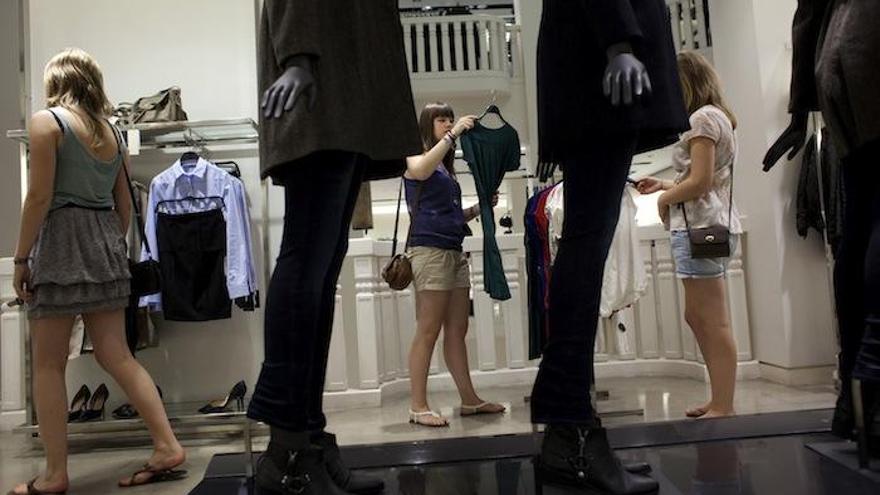 Chicas viendo ropa en una tienda del centro de Málaga