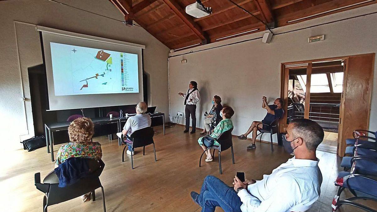 El arquitecto Felipe Díaz de Miranda, ayer, en la presentación del proyecto de ciudad-mercado en la Casa de Cultura de Grado.