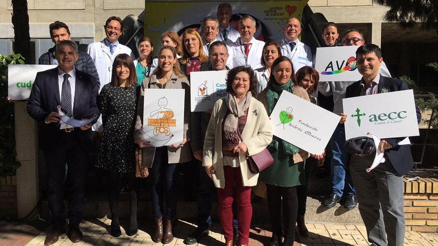 Foto de familia de las asociaciones que trabajan con el colectivo.