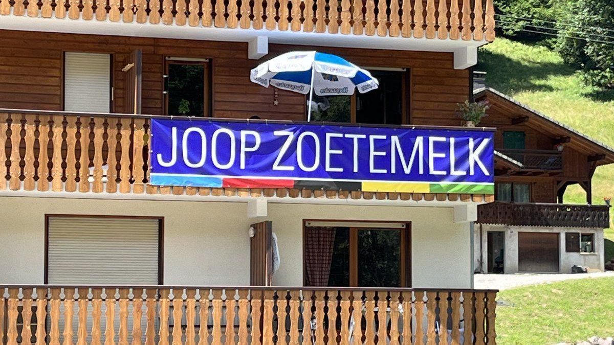 Una pancarta homenajea a Joop Zoetemelk, ganador del Tour de 1980, en un apartamento de Châtel.