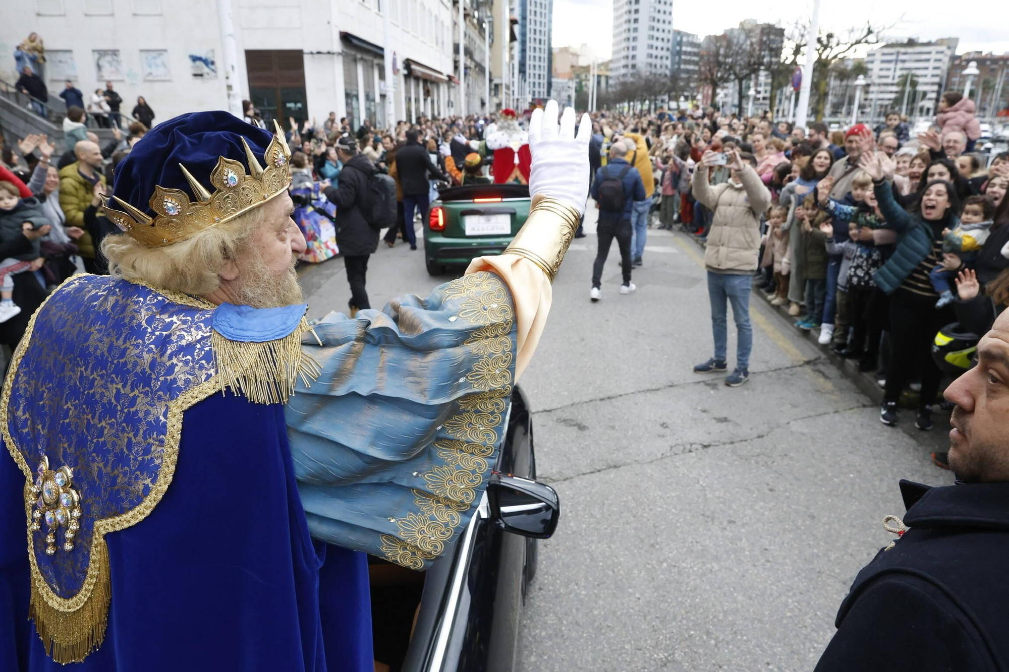 En imágenes: Los Reyes Magos desembarcan en Gijón