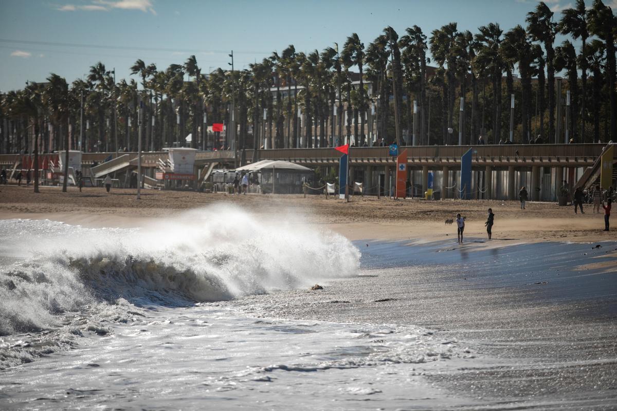 17/01/2023 Vista del oleaje en la playa de la Barceloneta, a 17 de enero de 2023, en Barcelona, Catalunya (España). El séptimo gran temporal de la temporada ha traído viento, oleaje, nevadas y lluvias a las cuatro provincias catalanas, que vivirán un descenso en las temperaturas. La borrasca Gérard, que se adelanta a Fien, ha puesto en alerta por nieve a Barcelona, Girona y Lleida con un riesgo importante de nevadas, según los avisos emitidos por la Aemet. La borrasca también removerá el mar y se espera fuerte oleaje y fenómenos costeros en Barcelona, Tarragona y Girona. SOCIEDAD Kike Rincón - Europa Press