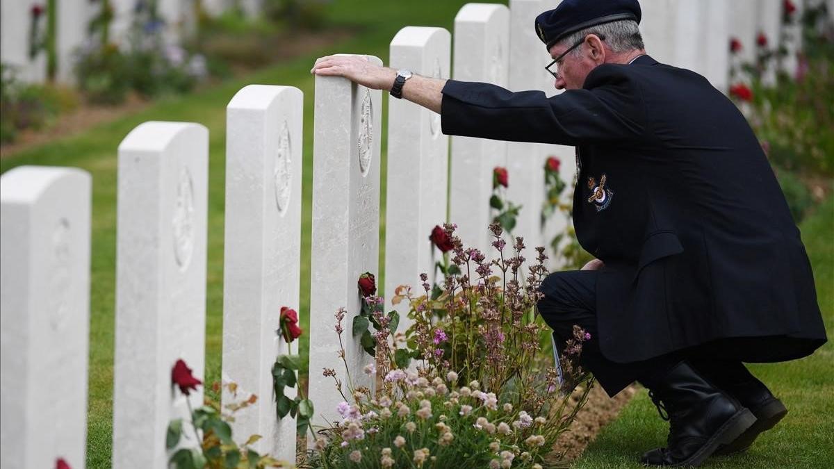 Un veterano realiza una visita al Cementerio de la Commonwealth con motivo de las celebraciones del 75  aniversario del desembarco de Normandia.