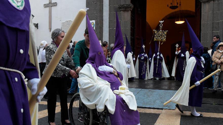 La plaza de Santo Domingo, ayer, abarrotada de fieles para ver a la Virgen de la Esperanza de Vegueta.