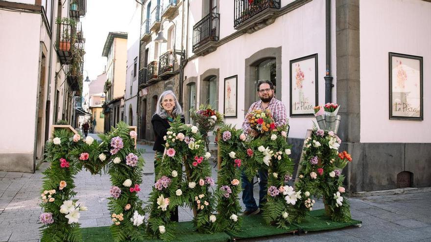 La palabra mamá en grandes dimensiones y con letras llenas de flores sorprende en el centro de Cangas del Narcea