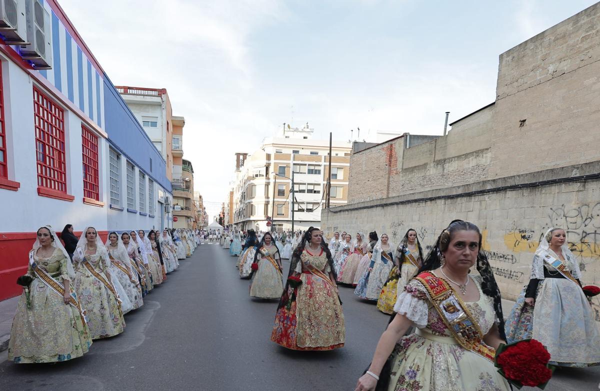 Falleras de la Plaça Major, en los primeros momentos del desfile.