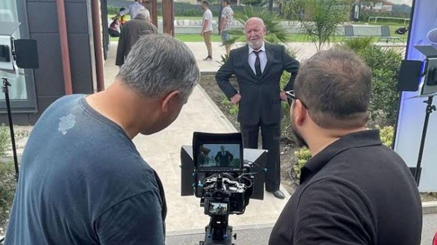 A la izquierda, Pepe Ruiz, durante la grabación de una escena. A la derecha, el equipo de rodaje. | V. A.