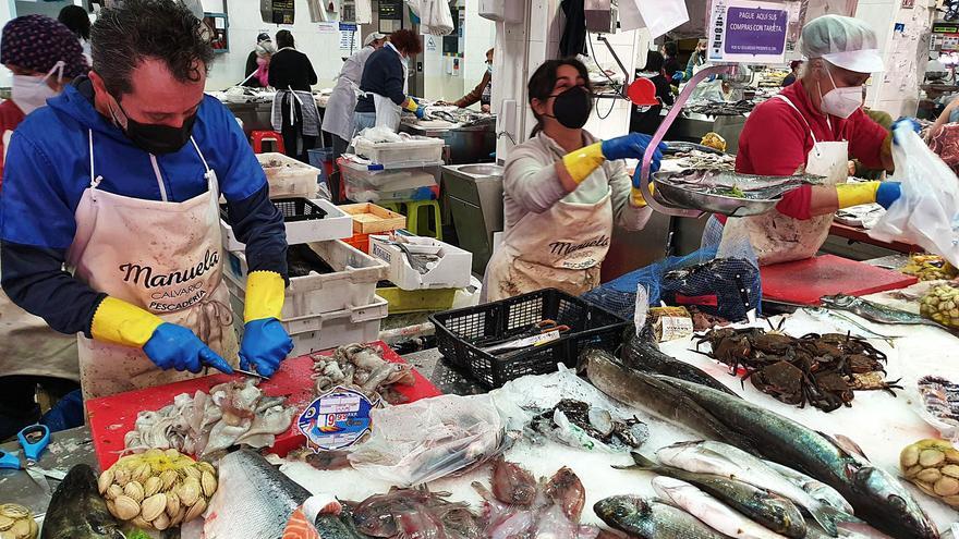 Puestos de pescado fresco en el mercado de O Calvario