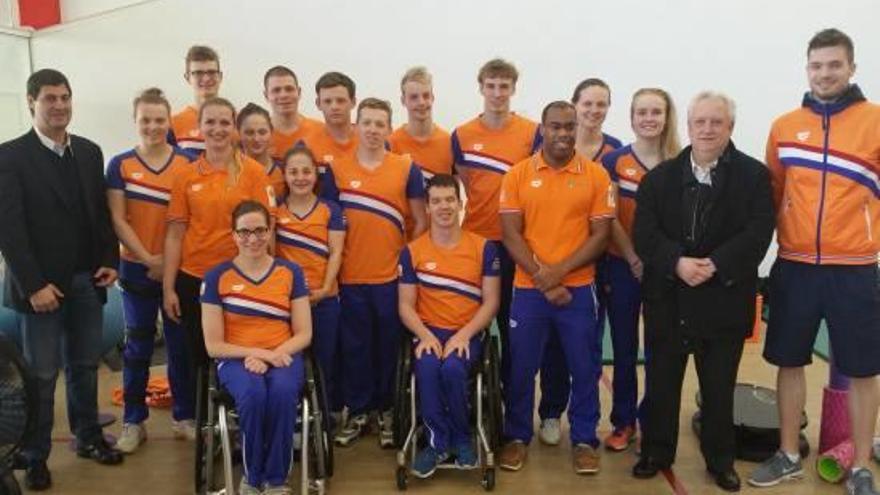 La selecció holandesa paralímpica de natació amb el president del GEiEG, Francesc Cayuela.