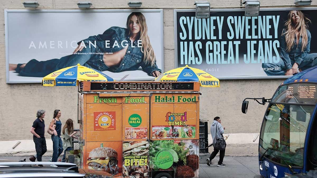 Carteles de la marca American Eagle con el anuncio de Sydney Sweneey