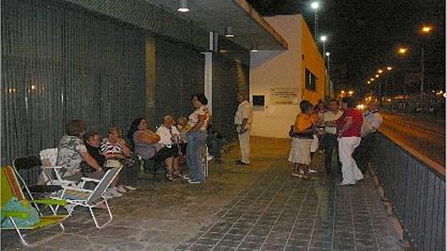 Colas la noche del domingo a las puertas de la Universidad Popular.