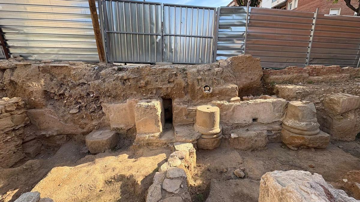 Los restos descubiertos se encuentran en un solar, cerrado por una valla metálica