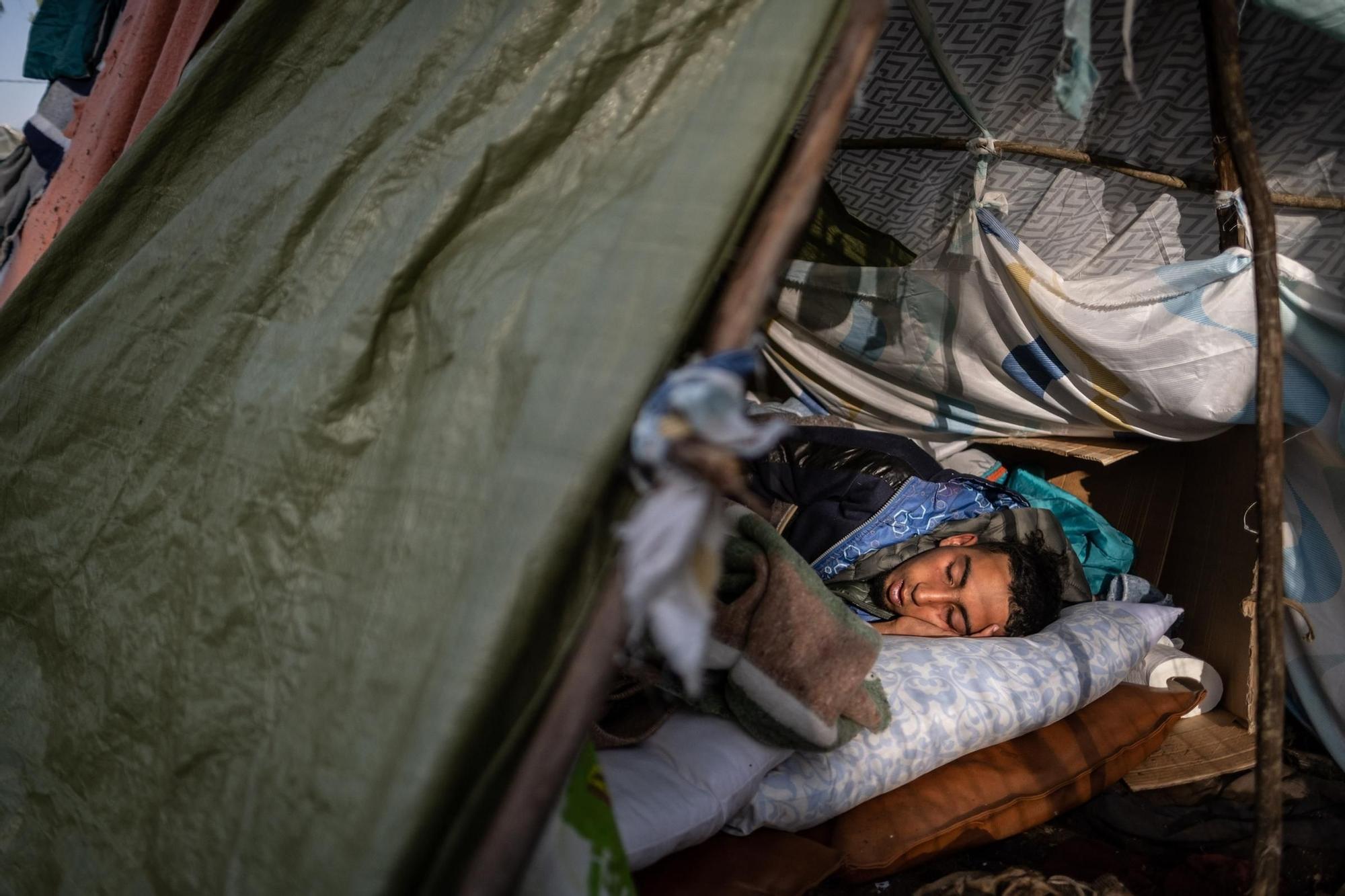 Visita de la eurodiputada Sira Rego al campamento de Las Raíces.