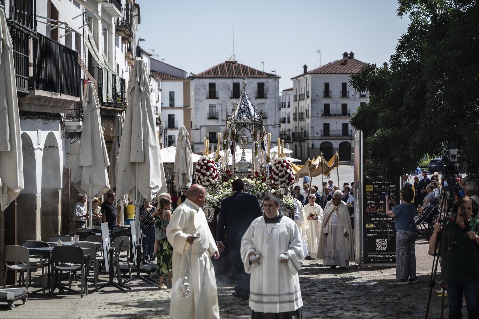 El calor da un respiro al Corpus de Cáceres: búscate en estas fotos