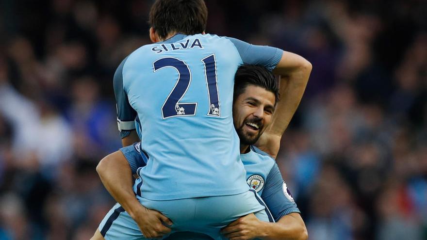 Nolito y David Silva celebran un gol del Manchester City // Phil Noble