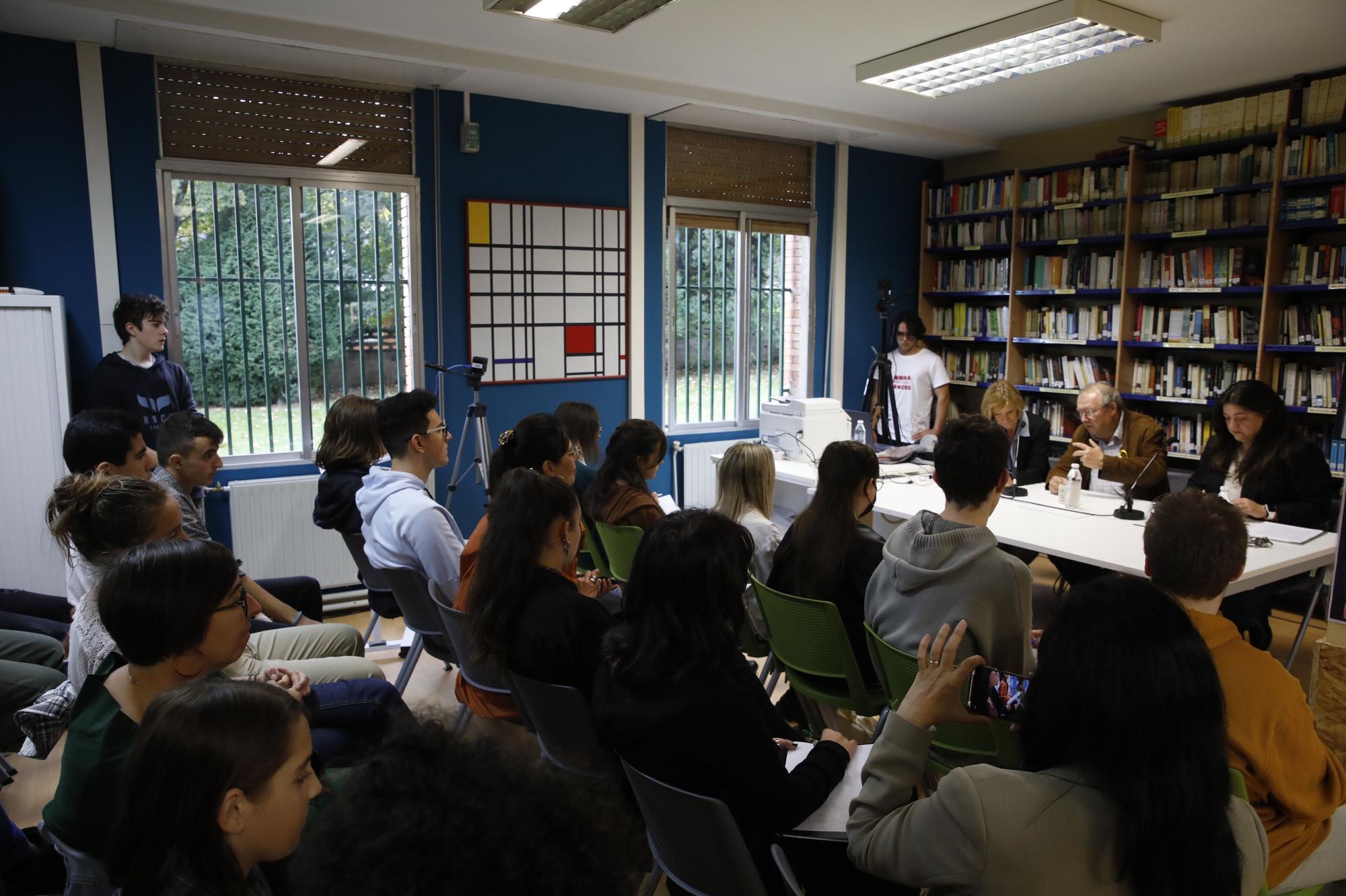 EN IMÁGENES: Así fue la visita de Adam Michnik al instituto de Roces en Gijón