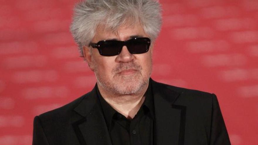 Pedro Almodóvar fotografiado a su llegada a los premios Goya.