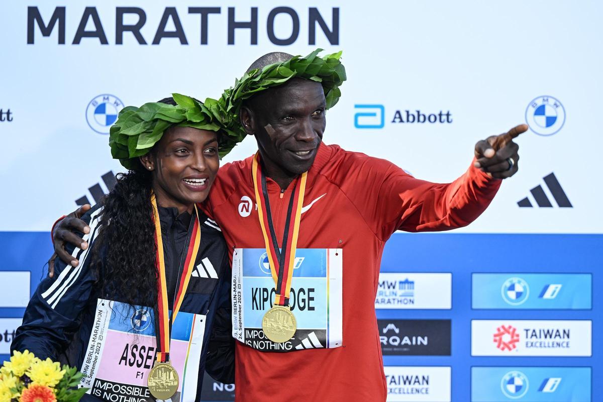 Assefa y Kipchoge, tras sus triunfos en el maratón de Berlín.