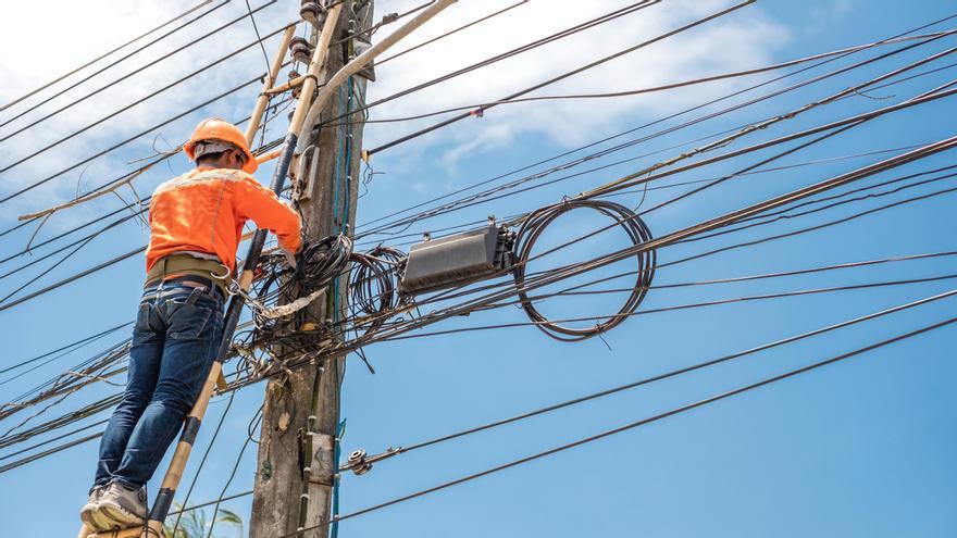 Formación oficial que te cualifica en el ámbito de los sectores del montaje y mantenimiento de instalaciones de antenas individuales y colectivas.