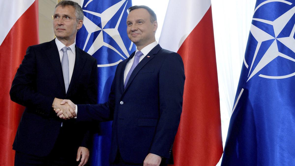 El presidente polaco, Andrzej Duda, da la bienvenida al secretario general de la OTAN, Jens Stoltenberg, antes de una reunión en el Palacio Belvedere en Varsovia, Polonia el 7 de julio de 2016.