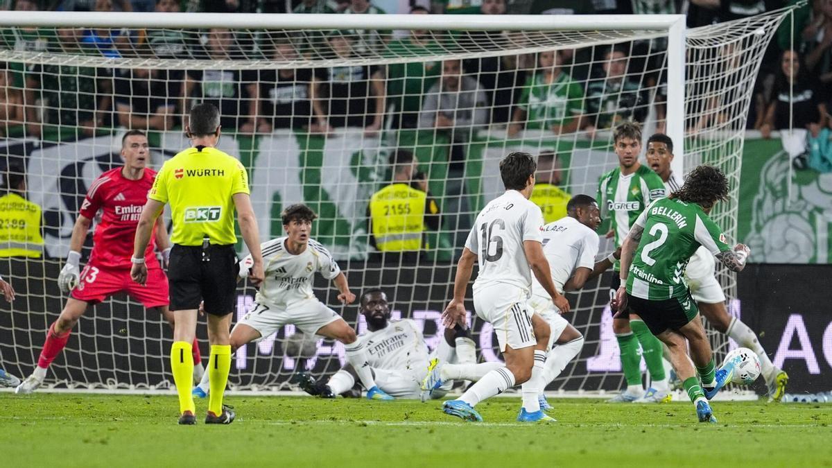 Héctor Bellerín, durante el disparo del 1-1 en el Real Betis Balompié-Real Madrid de la jornada 33 de LaLiga EA Sports en La Cartuja