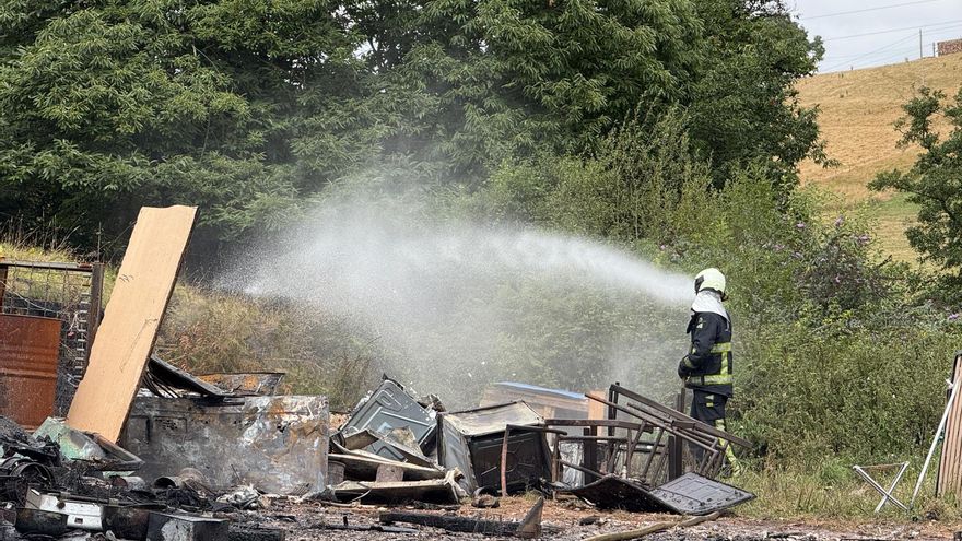 Salta por los aires una chabola en Llanera a causa de una explosión de gas: drones y perros rastreadores descartan que haya víctimas