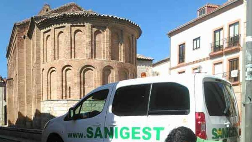 Un técnico desratiza una calle del centro de Toro.