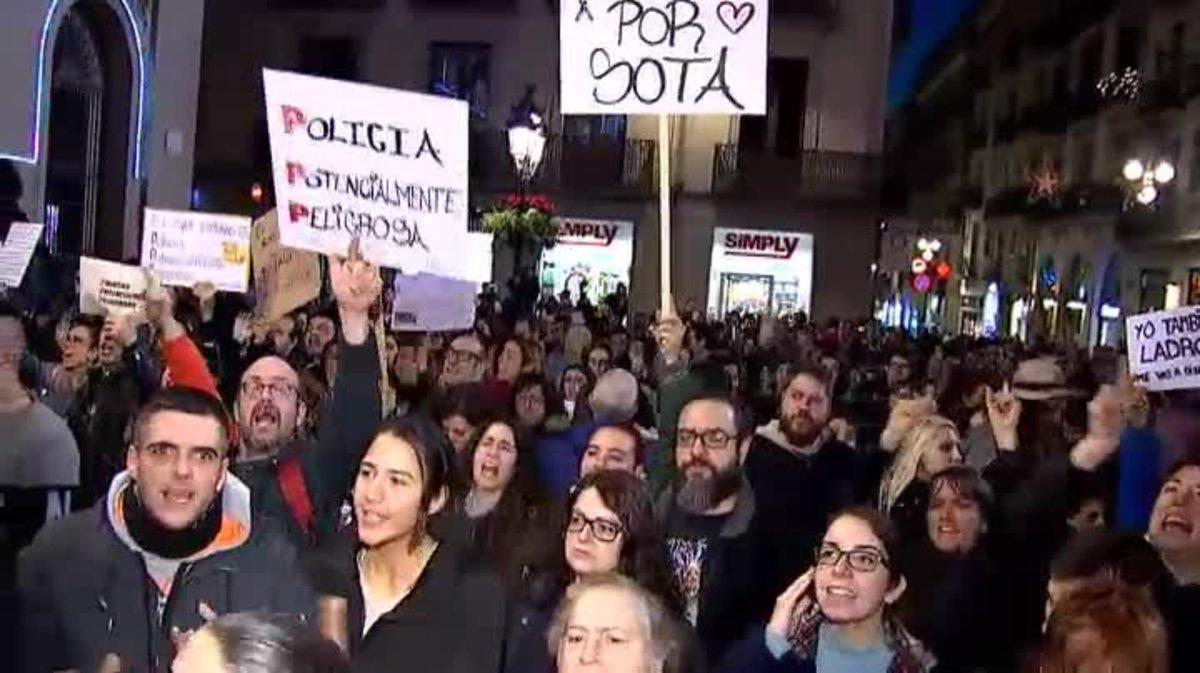 Multitudinaria protesta convocada por SOS ANIMALS MARESME.