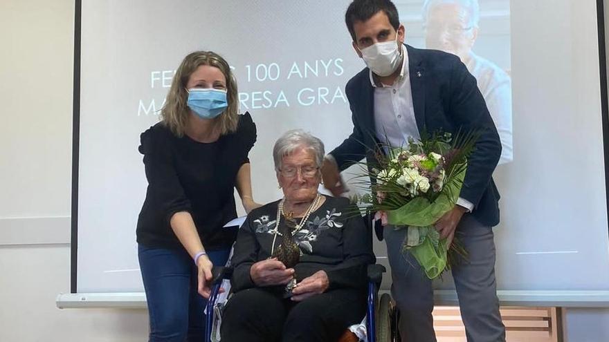 Cardona entrega la medalla centenària a M. Teresa Gras i Vilanova