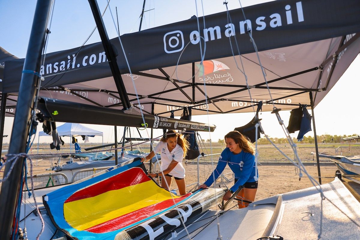 María Cantero y Patricia Suárez preparan su embarcación.