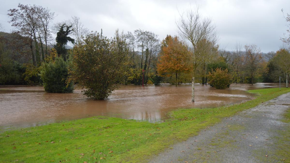 Inundaciones en Asturias: la lluvia complica la situación en muchos puntos de la región, con alerta amarilla y de desbordamientos