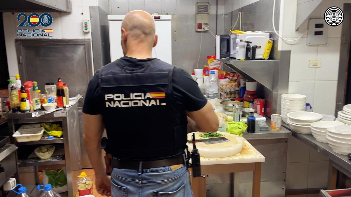 Material incautado durante la intervención policial, que revela la magnitud de la actividad clandestina desarrollada en el local.